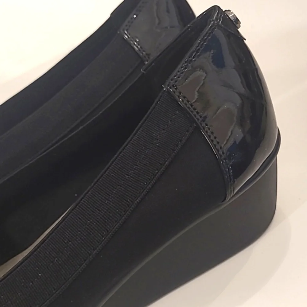 AK Sport Dani Slip On Wedges Criss-Cross Toe Glossy Heel Ballet Style Sz 10